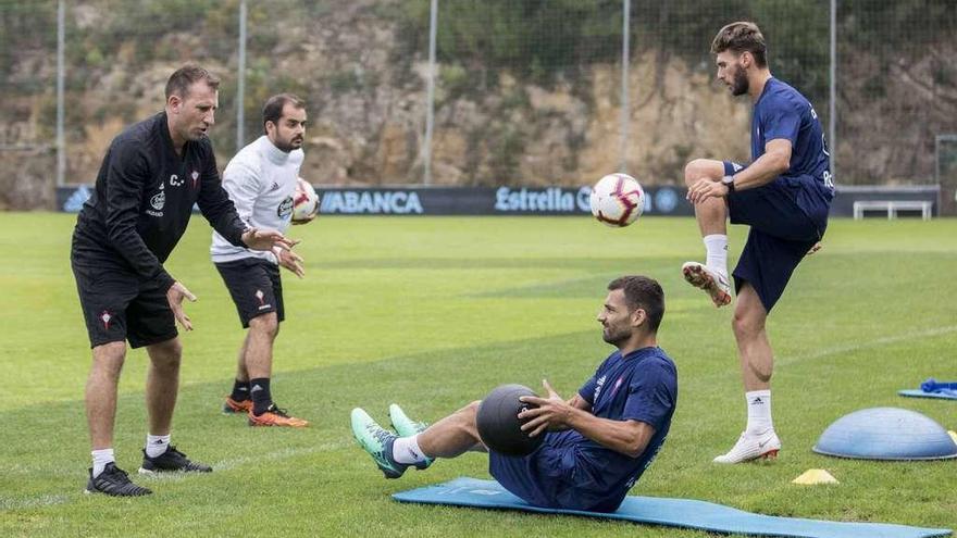 El preparador físico Carlos Massa trabaja con Jonny y Sergi en A Madroa. // C. Graña