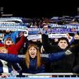 La afición del Real Zaragoza anima con mucha energía a los jugadores en el partido ante el Almería.