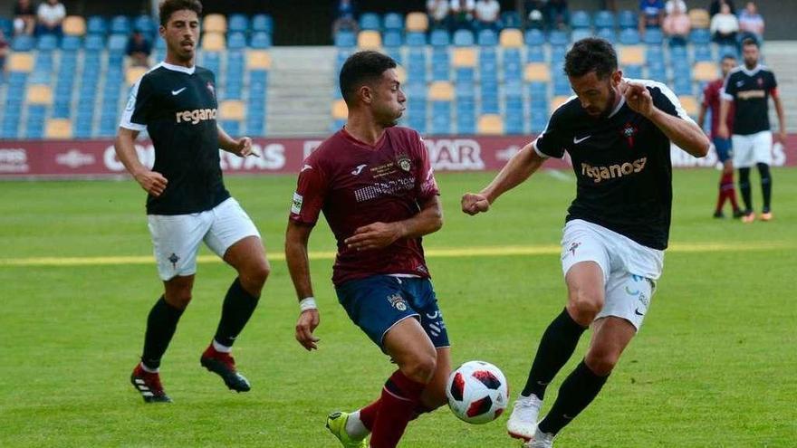 Álvaro Bustos pelea un balón con un rival del Racing de Ferrol en el Trofeo Luis Otero, en Pasarón. // Rafa Vázquez