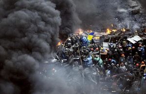 Manifestants darrere de les barricades durant els enfrontaments contra la policia a Kíev.