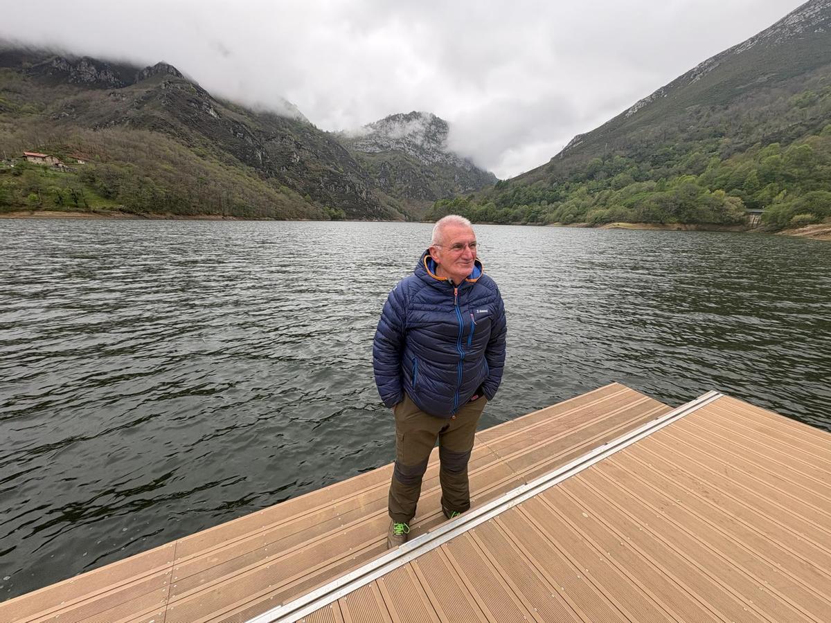 Miguel Ángel Fernández, alcalde de Caso, en el pantalán del embalse Tanes el primer día de navegación turística