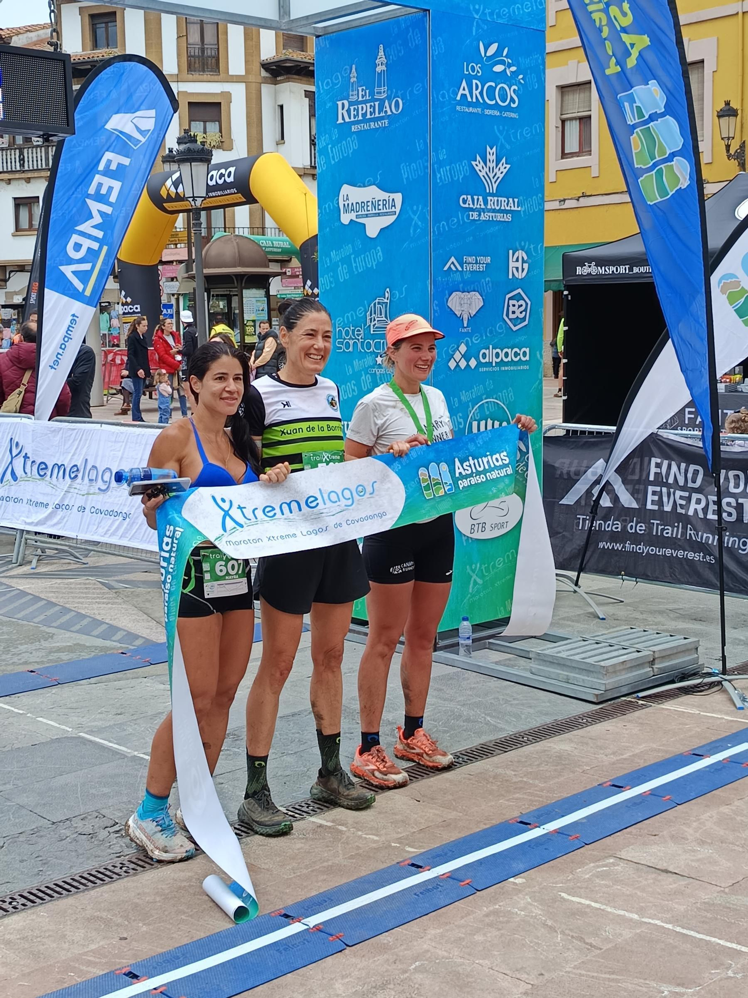 Podio femenino de la Xtreme Trail (002).jpg