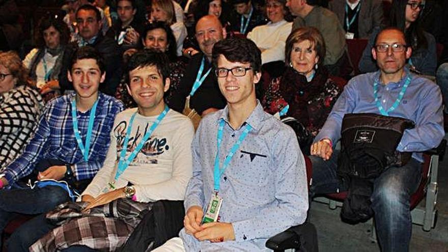 Desde la izquierda, Rafael Giralda del Campo, David Pérez Esteban y Alexis Sánchez Álvarez, en la clausura de la feria, junto a sus padres.  D. P.