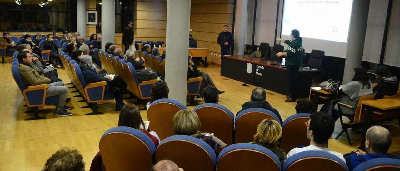 El biólogo y miembro del Ateneo, Tonio Nogueira, en una charla y taller de trampas en Moaña. // G. Núñez