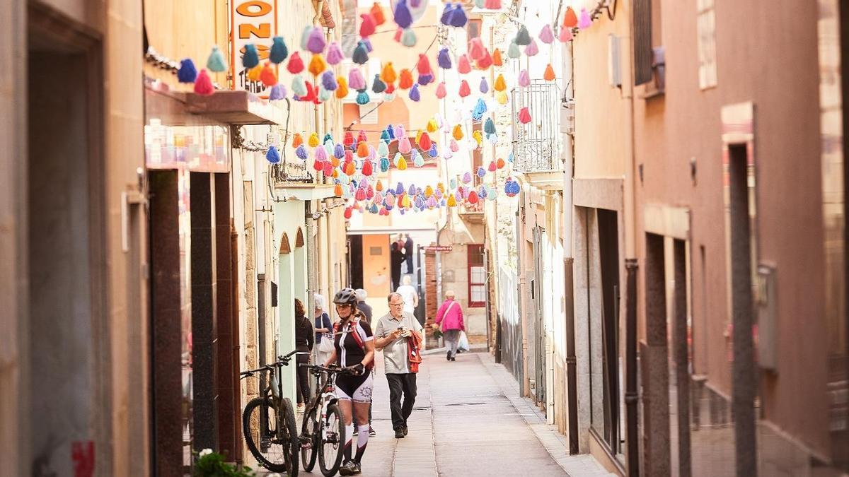 Una imatge d'arxiu d'un carrer de Palafrugell decorat durant una edició del Flors i Violes.