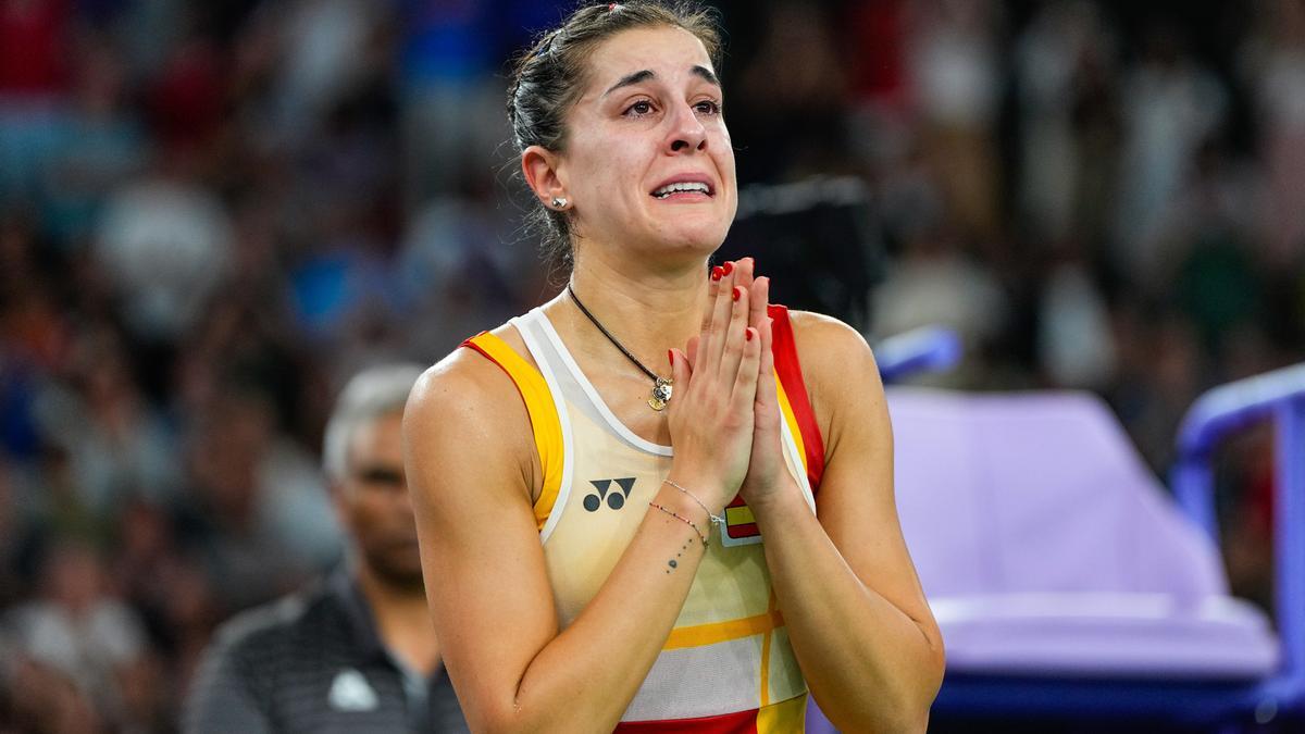 La jugaora de bádminton Carolina Marín después de retirarse de las semifinales de los Juegos Olímpicos de París por una lesión.