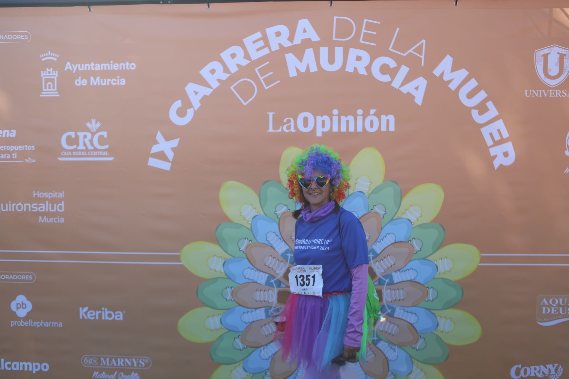 Las participantes posan en el photocall tras finalizar la Carrera de la mujer de Murcia