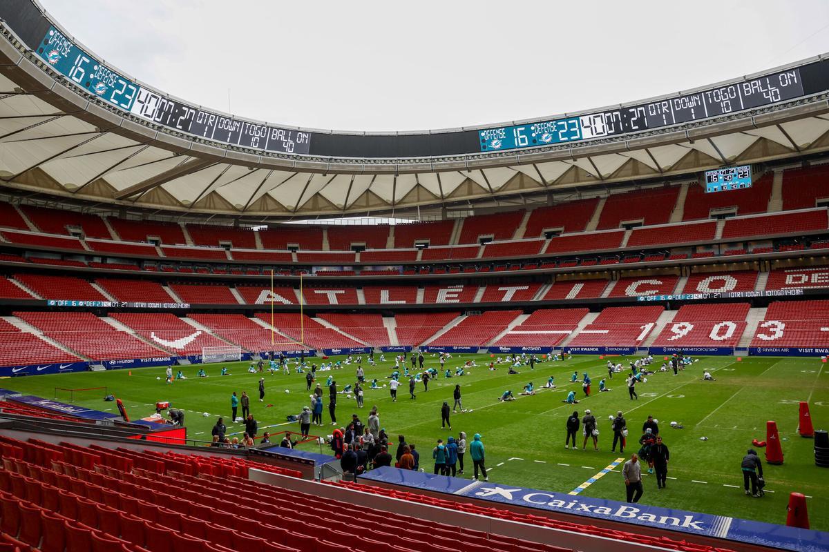 Los jugadores de los Miami Dolphins durante el entrenamiento llevado a cabo este jueves en el estadio Metropolitano, para preparar su enfrentamiento ante los Washington Commanders, el próximo domingo en el estadio Santiago Bernabéu.