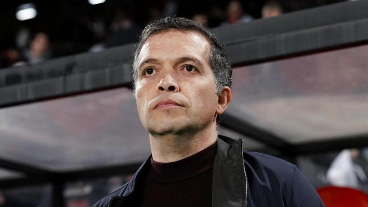 Luís Castro, entrenador del Levante UD en el estadio de Vallecas