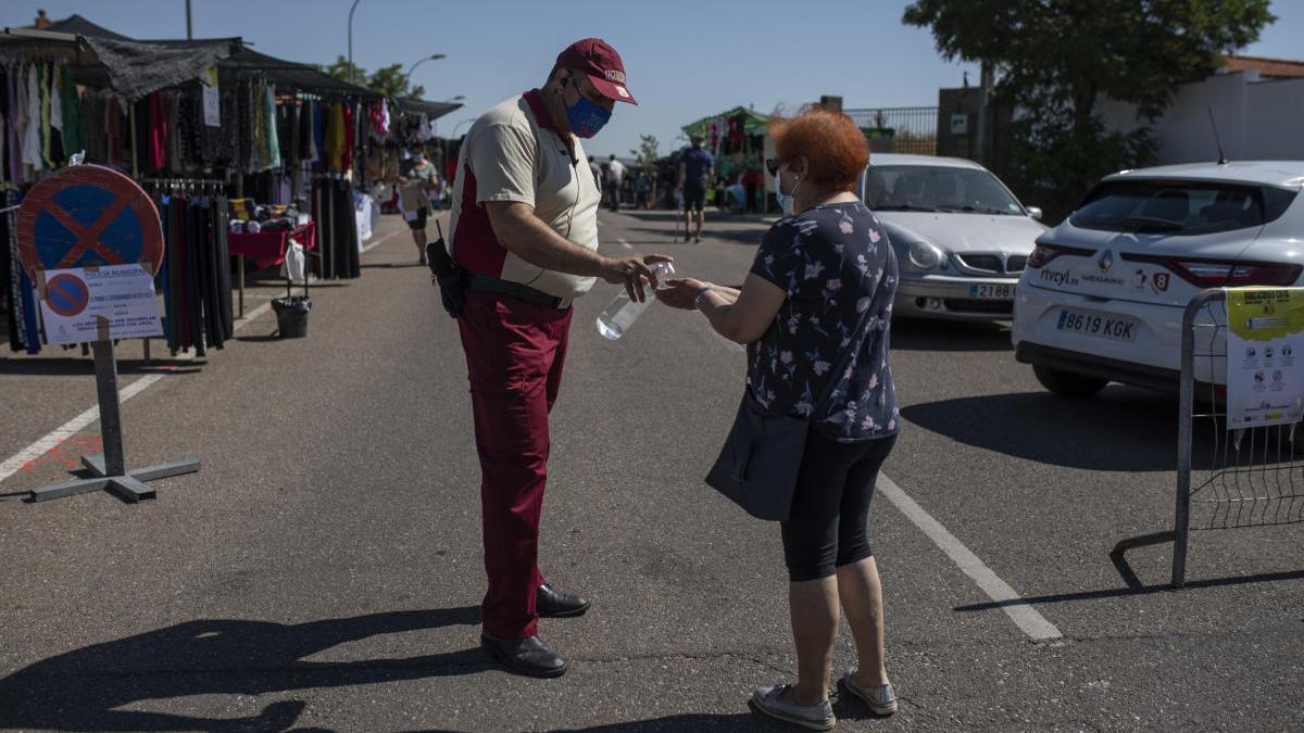 Desinfección de manos antes de entrar al mercadillo de Zamora.