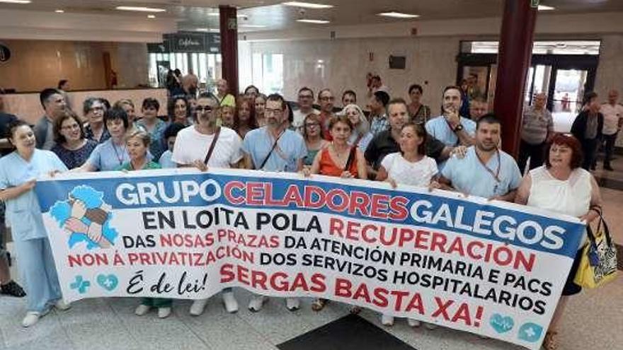 Acto de protesta en el CHUS de Santiago. // Xoán Álvarez