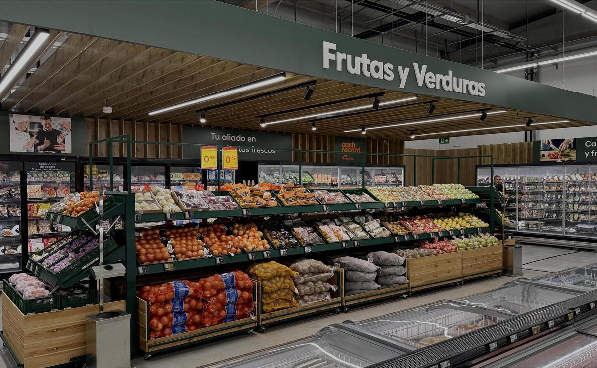 Sección de frutas y verduras del Cash Record de Cee.