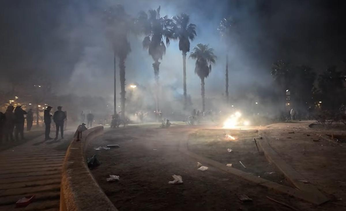Imagen tomada durante la guerra de petardos junto al Palau de les Arts durante la Nit del Foc 2026.