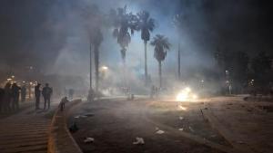 Imagen tomada durante la guerra de petardos junto al Palau de les Arts durante la Nit del Foc 2026.