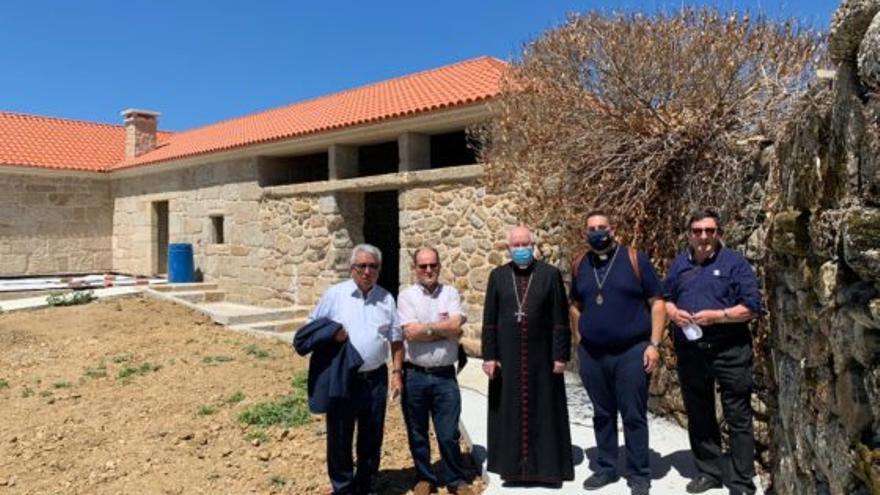La visita del arzobispo, Julián Barrio, a la casa rectoral de San Vicente, el pasado verano.