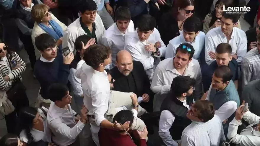 Frenesí previo al traslado de la Virgen