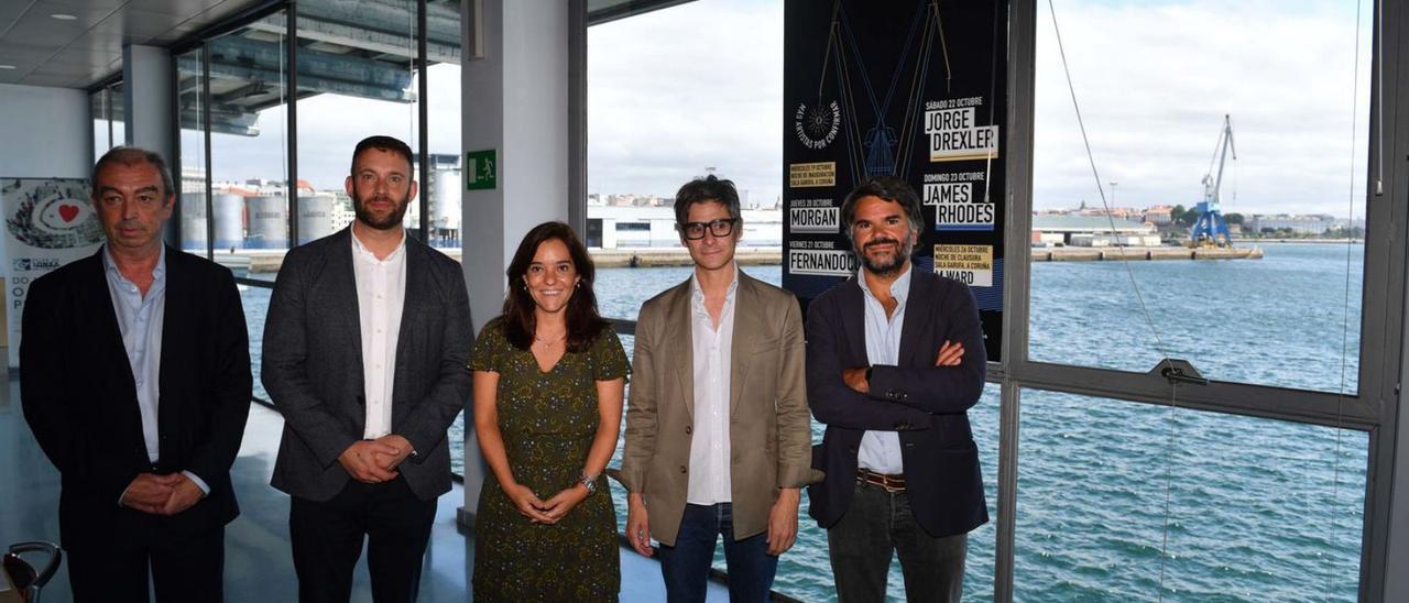 Autoridades y organizadores junto al cartel del festival Noites do Porto, ayer en la Lonja.