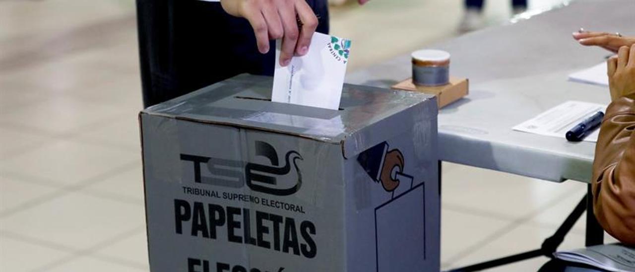 El Salvador comienza el reparto de paquetes electorales para los próximos comicios