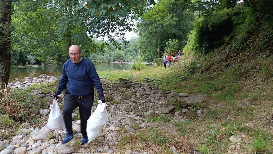 Campaña de recogida de residuos en La Playina de Cangas de Onís