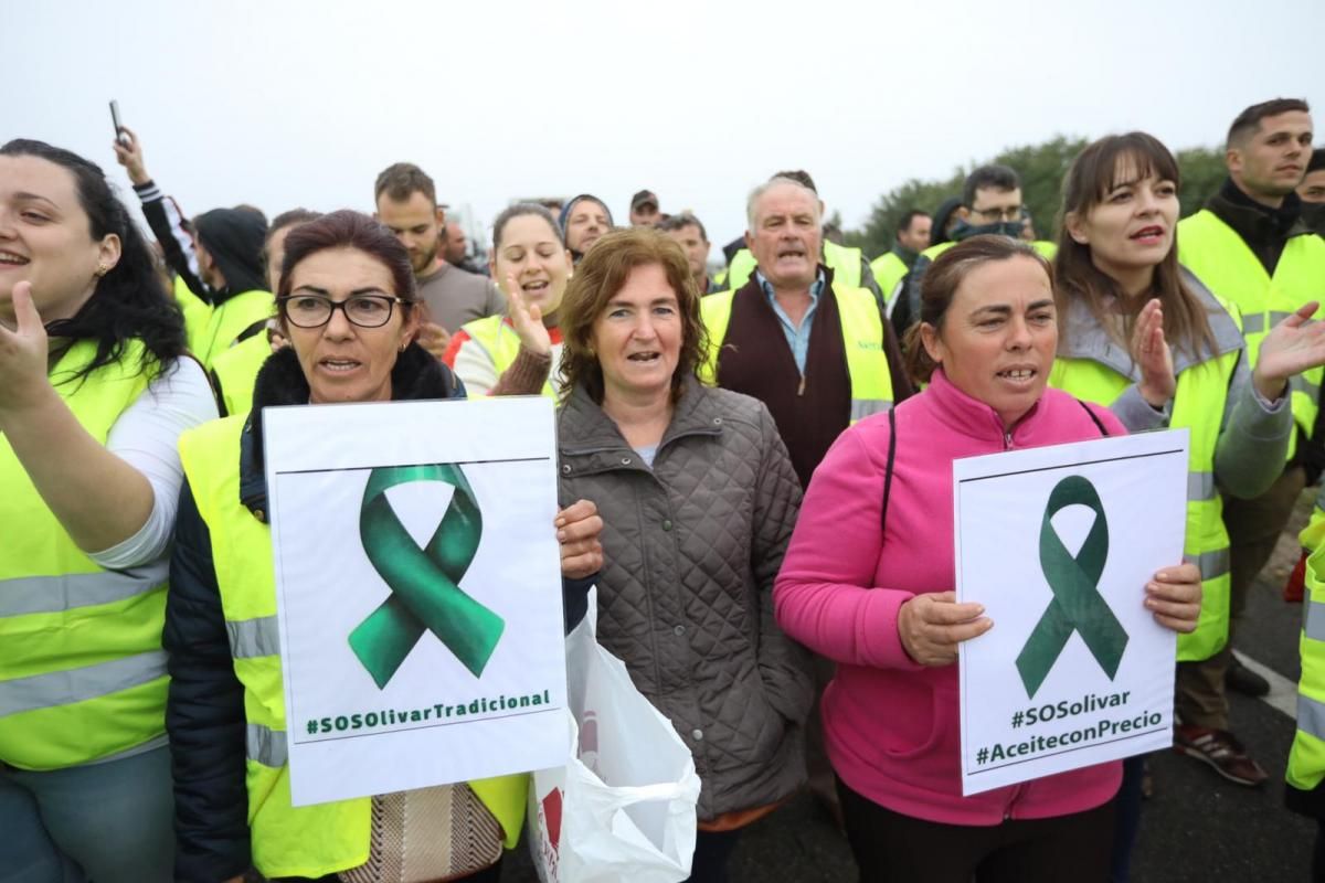 Agricultores cortan la autovía A-4 entre Montoro y Villa del Río