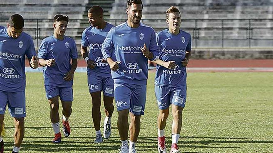 Futbolistas del Baleares entrenando ayer en el Príncipes.