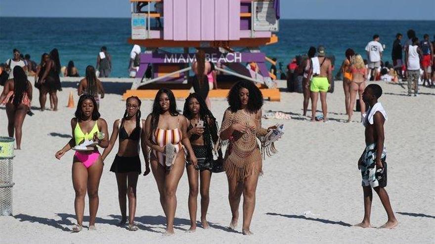 Los estudiantes universitarios se aglomeran en las playas de Miami pese al coronavirus