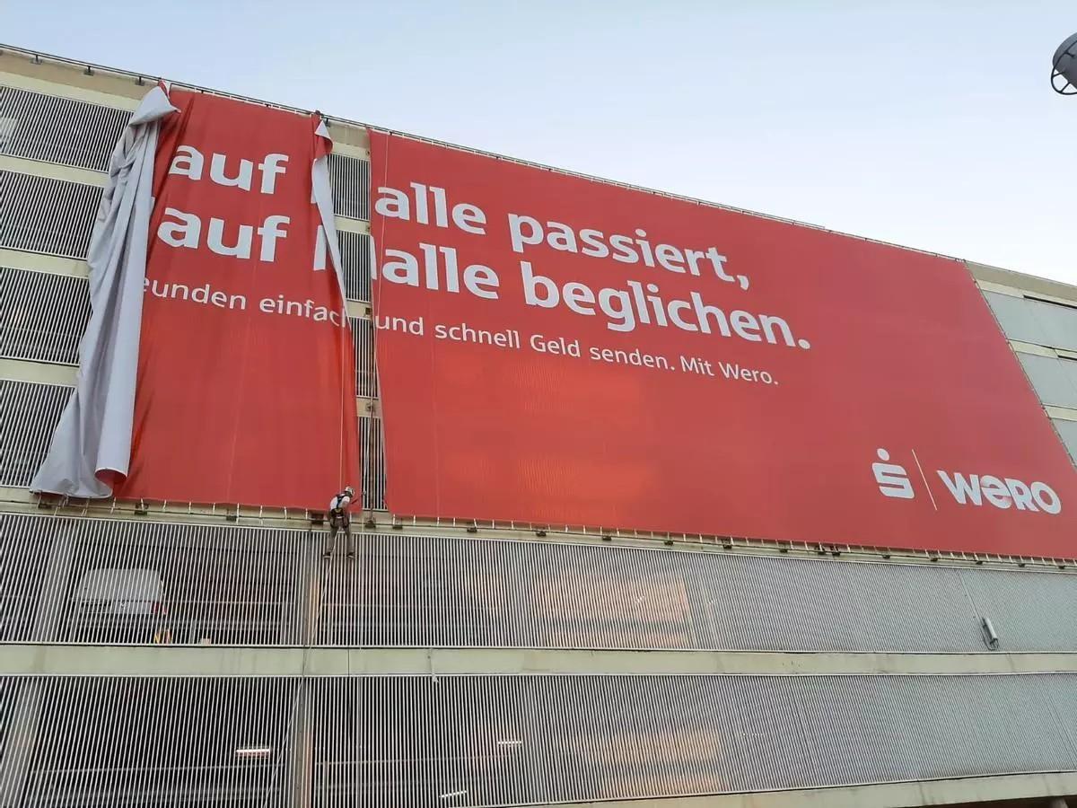 Abnahme des umstrittenen Sparkassen-Plakats am Flughafen: Was auf Malle geschah, wurde auf Mallorca beglichen