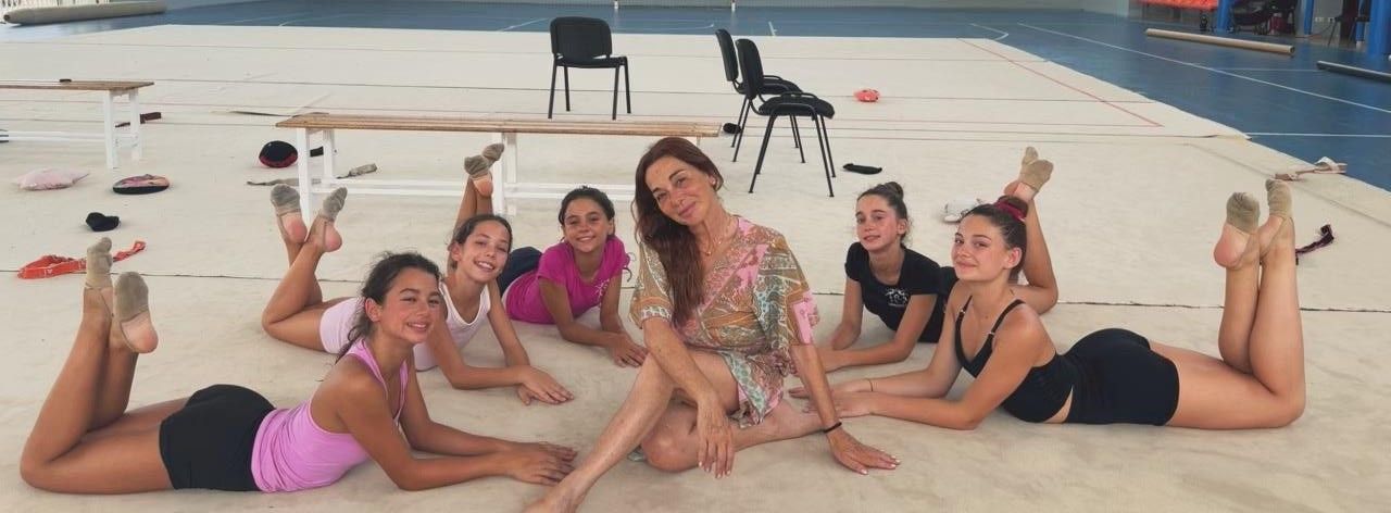 El equipo del O Beach Ibiza Gimnástica Club con su directora técnica, Paola Salsoso.