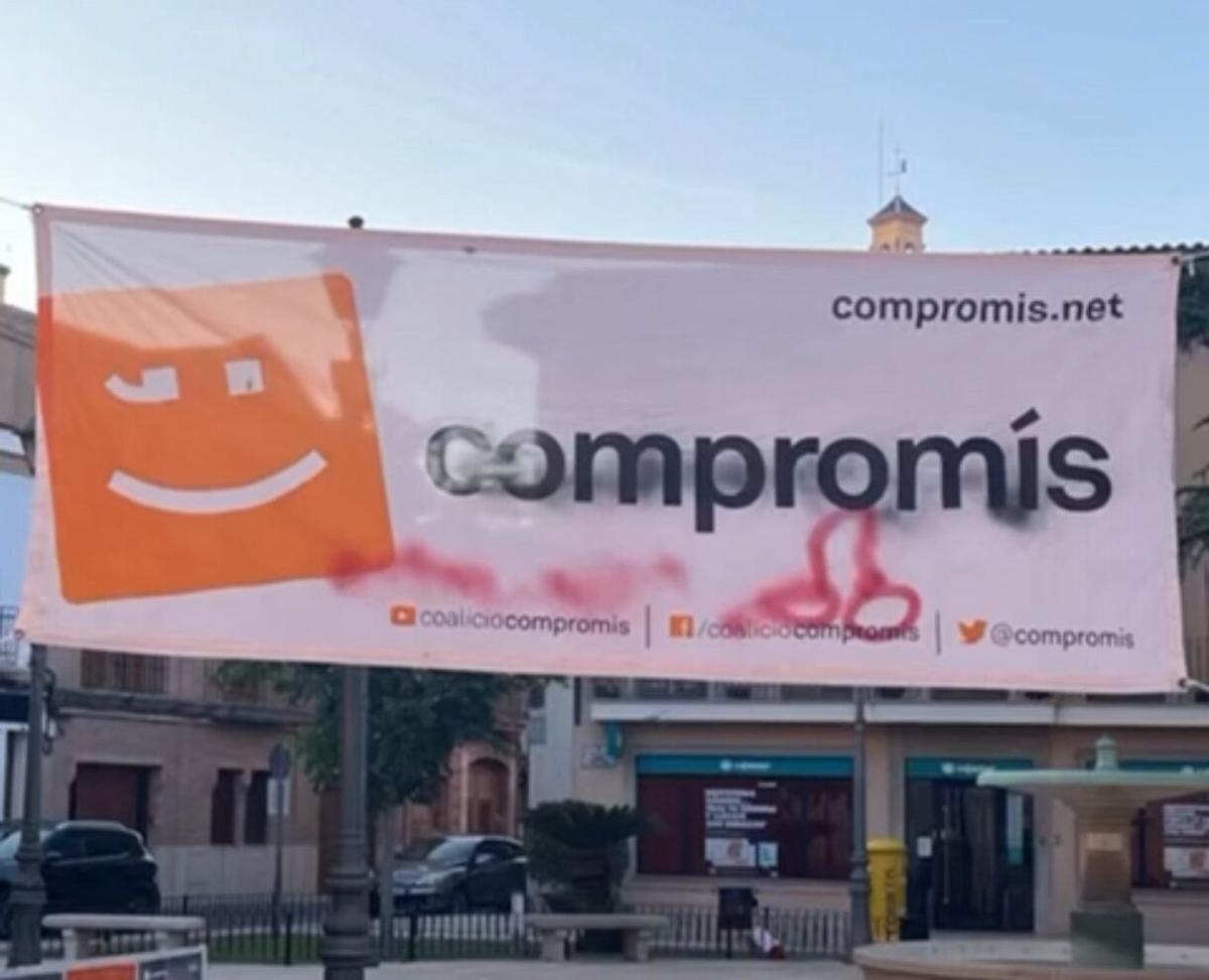 Una de las pancartas vandalizadas en Albalat dels Sorells.