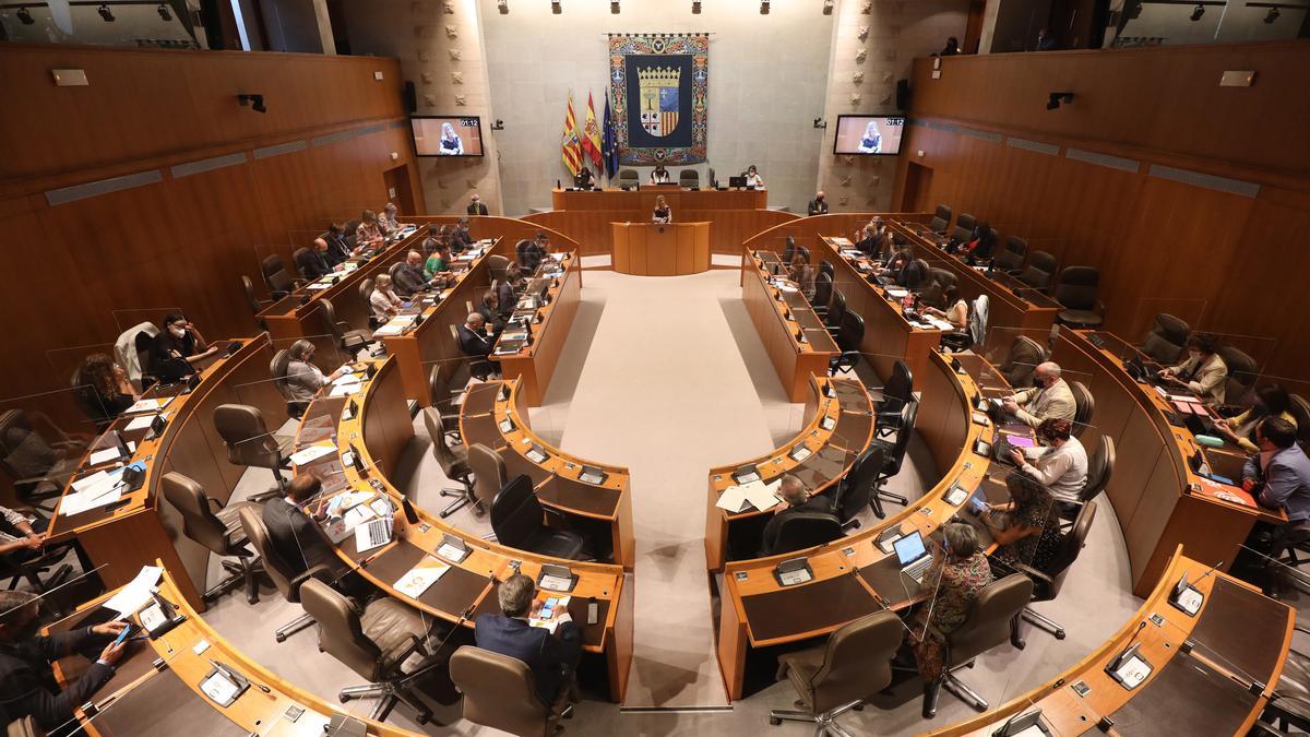 El pleno de las Cortes, este viernes, en una imagen donde se aprecia que se ha recuperado la presencialidad.