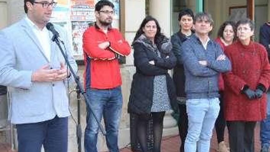 Óscar Pérez, durante su intervención junto a concejales de la Corporación.