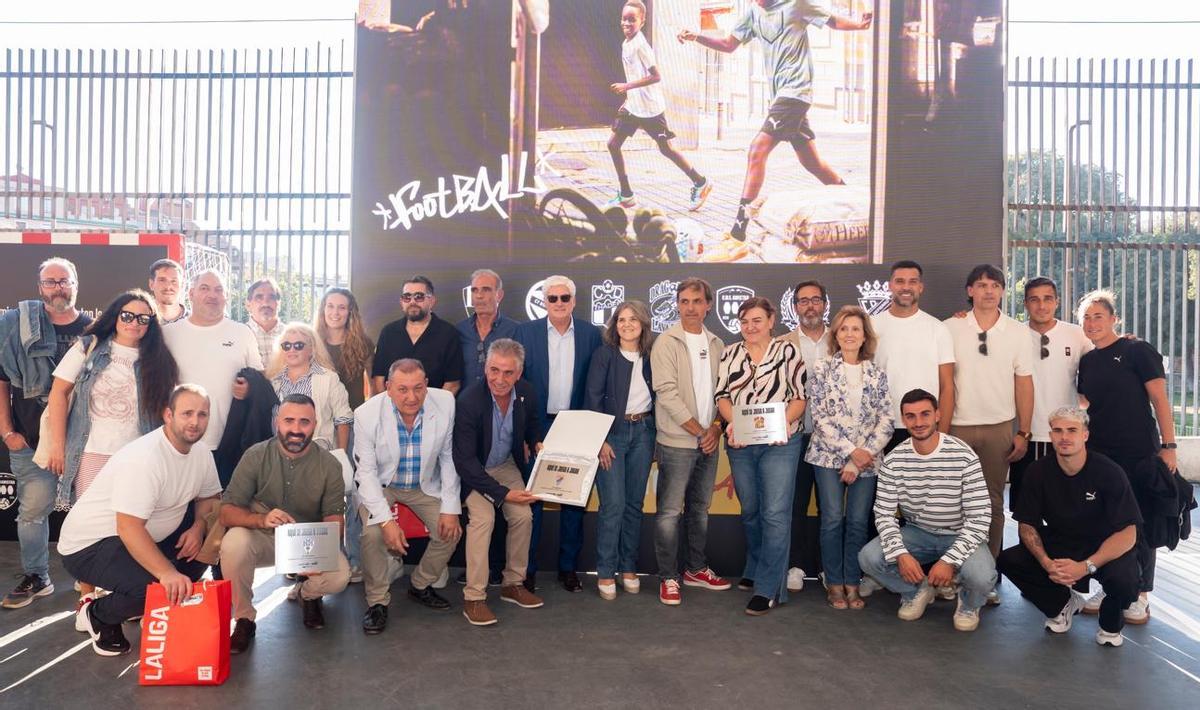 Instante de la presentación de la campaña "Aquí se juega a jugar", con la presencia de los exjugadores Miguel Ángel Moyá y Fernando Morientes.