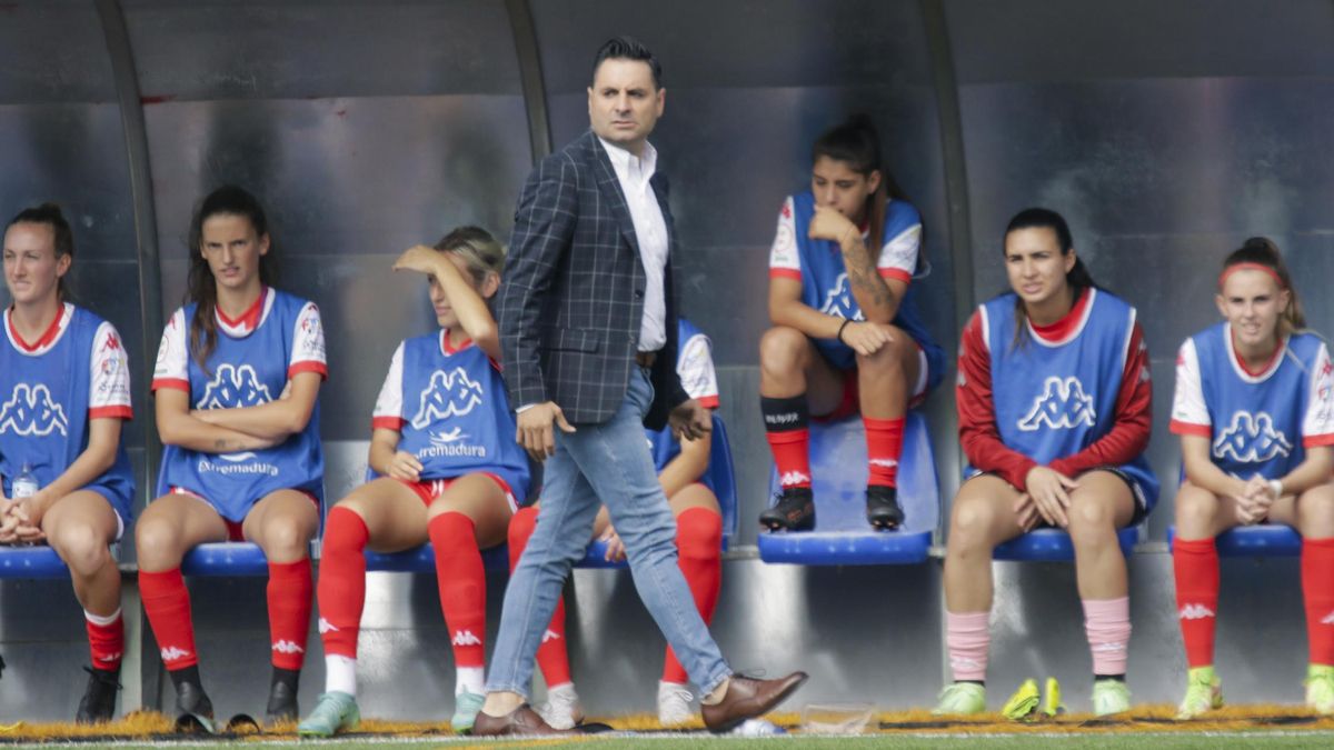 Manuel Fernández, técnico del Santa Teresa, con sus jugadoras, en el partido ante el Cacereño en la primera vuelta.