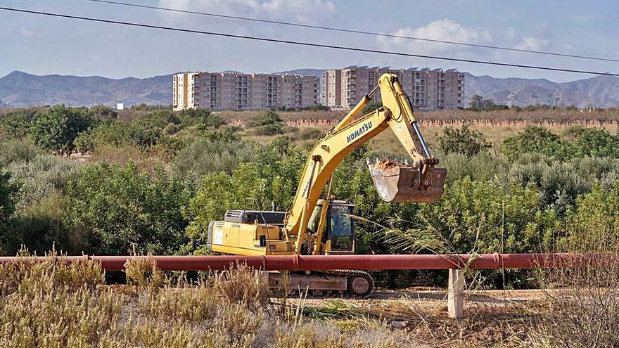 Excavadora trabajando en la instalación de la tubería |