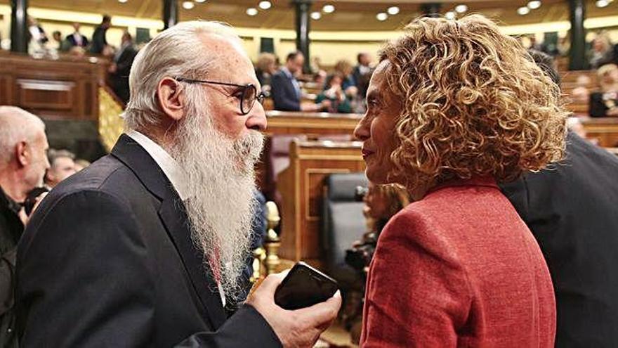 El president de la Mesa d&#039;Edat, Agustín Javier Zamarrón, departeix amb Meritxell Batet, que renova la presidència del Congrés dels Diputats.