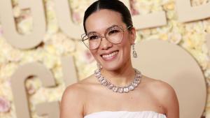 Ali Wong, la actriz de la serie Bronca de Netflix, en los globos de oro
