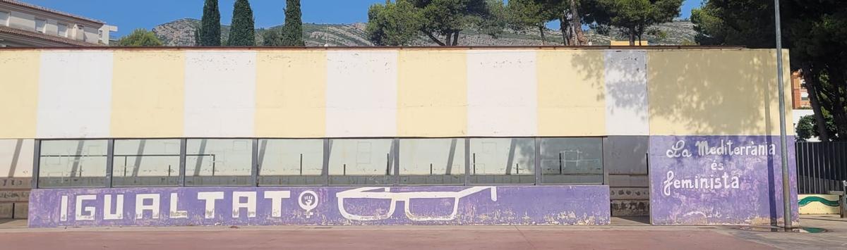 Así lucía el mural pintado por el alumnado y el profesorado del CEIP La Mediterrània antes de que la Concejalía de Educación lo sobrepintara.
