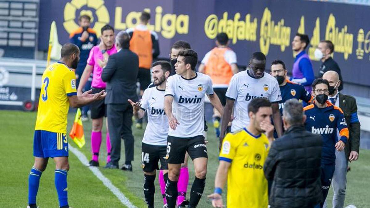 Los jugadores del Valencia amenazan con retirarse tras el presunto racismo