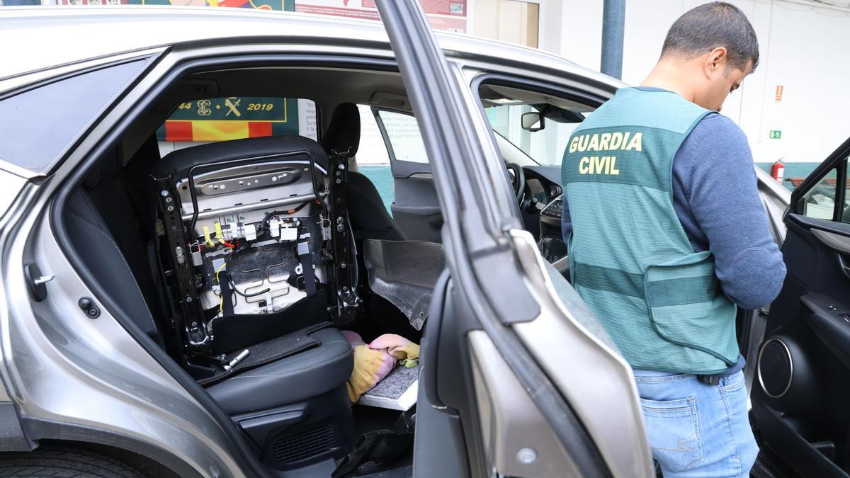 Un guardia civil, junto a un vehículo manipulado por una banda criminal en una imagen de archivo.