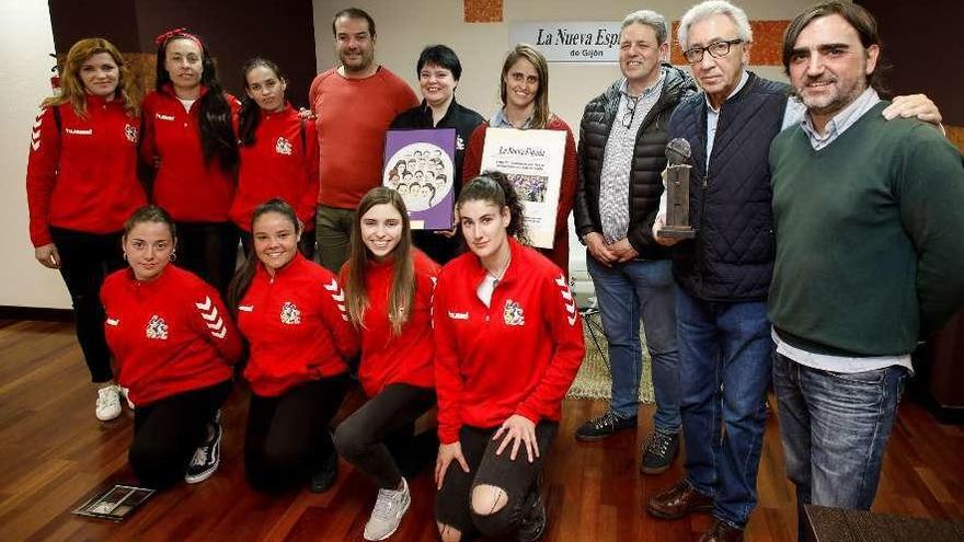 Miguel Álvarez, segundo por la derecha, junto a directivos y jugadoras, en el acto en el que recibieron la distinción de &quot;Asturiano del mes&quot; de LA NUEVA ESPAÑA a mediados de junio.