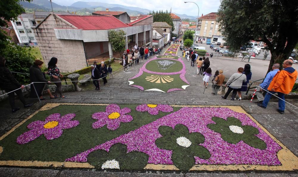 Las alfombras florales llegaron hasta las escaleras de San Benito, pero no las cubrieron