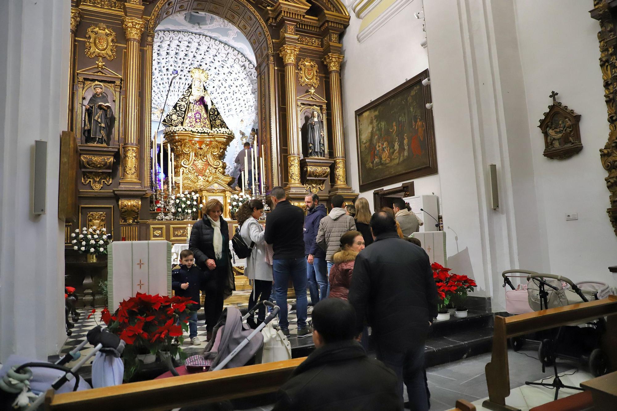 Los niños cordobeses bajo el manto de la Virgen de los Dolores