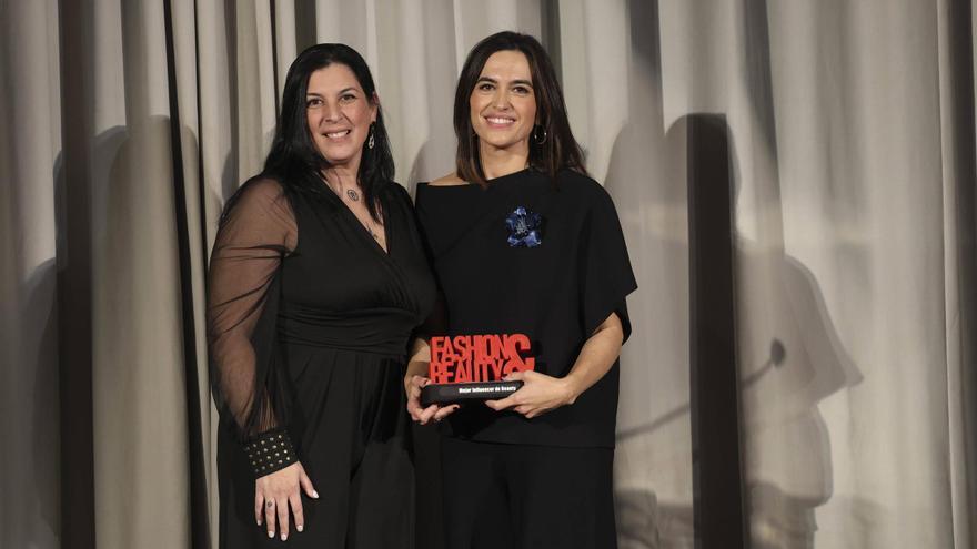 La mejor influencer de Beauty es María Blasco (Rojo Valentino), a la derecha, y le entrega el premio, Valeria Edelweis Polito, responsable de RRHH en Franuí España