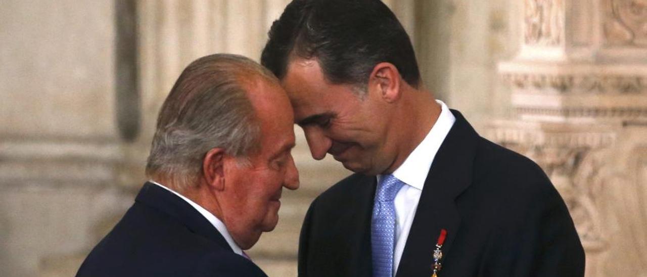 El rey Felipe VI junto a su padre.