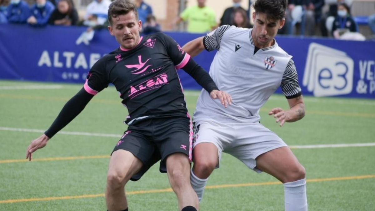 Abraham Pozo pugna por el balón con un jugador del Vélez.