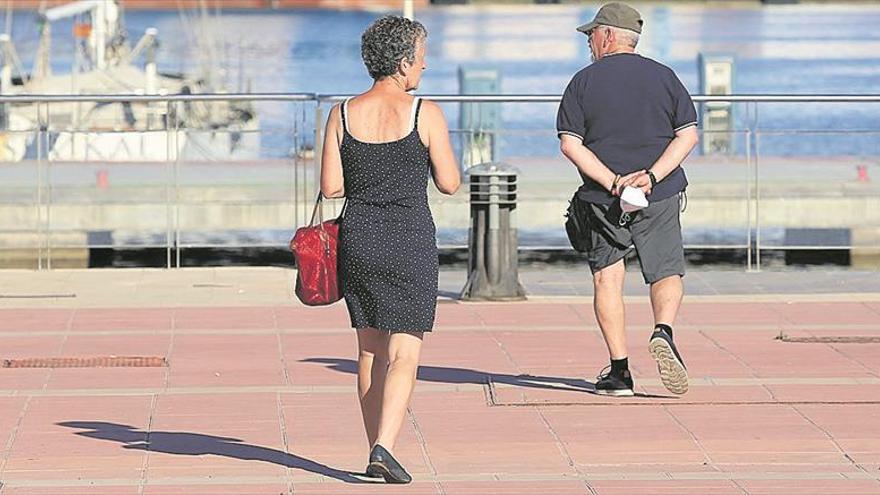 La costa de Castellón refuerza la vigilancia para cumplir la norma de mascarillas