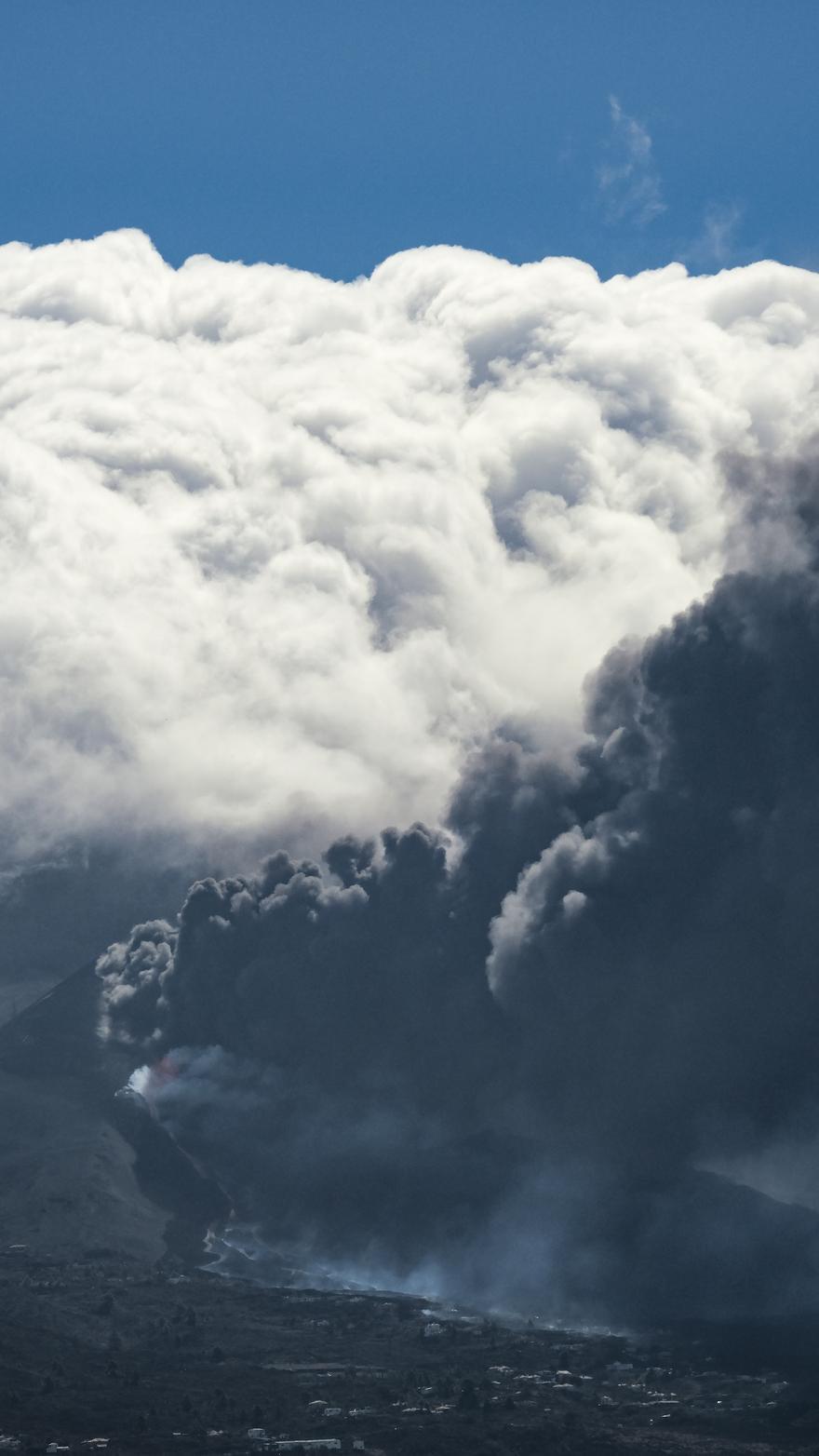 La lava de la erupción volcánica de La Palma cae al mar