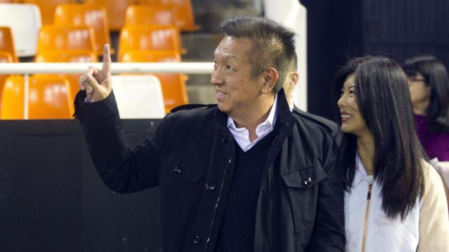 Peter Lim, y su esposa Cherie, en una visita a Mestalla. | EFE/MANUEL BRUQUE