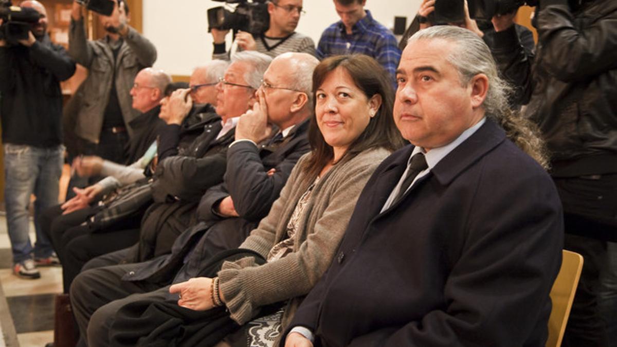 Fidel Pallerols, en primer término, con su mujer y el resto de acusados, el martes, en la vista de conformidad.