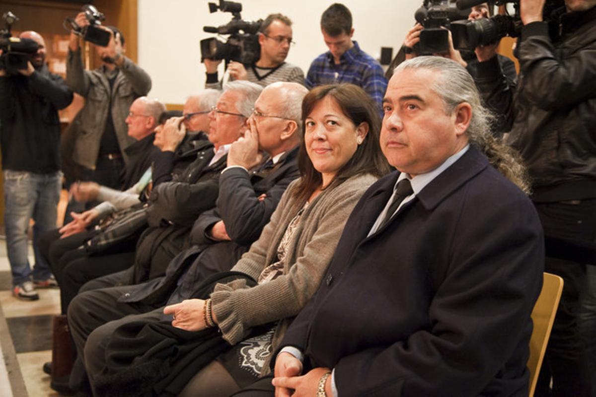 Fidel Pallerols, en primer terme, amb la seva dona i la resta d’acusats, dimarts, a la vista de conformitat.
